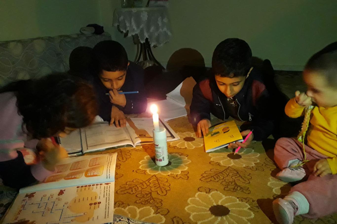 Öğrenciler 3 gündür mum ışığı altında ders çalışıyor Öğrenciler 3 gündür mum ışığı altında ders çalışıyor